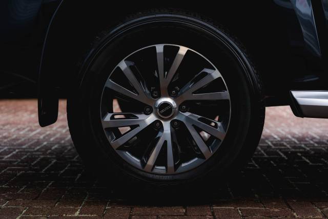 Isuzu D-Max 1.9 Dl40 Auto Diesel Obsidian Grey Mica