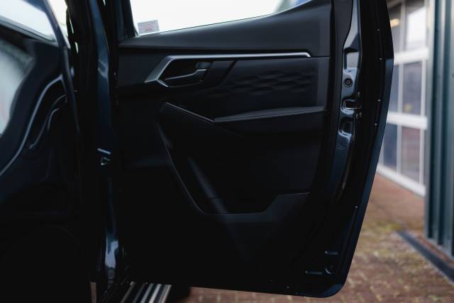 Isuzu D-Max 1.9 Dl40 Auto Diesel Obsidian Grey Mica