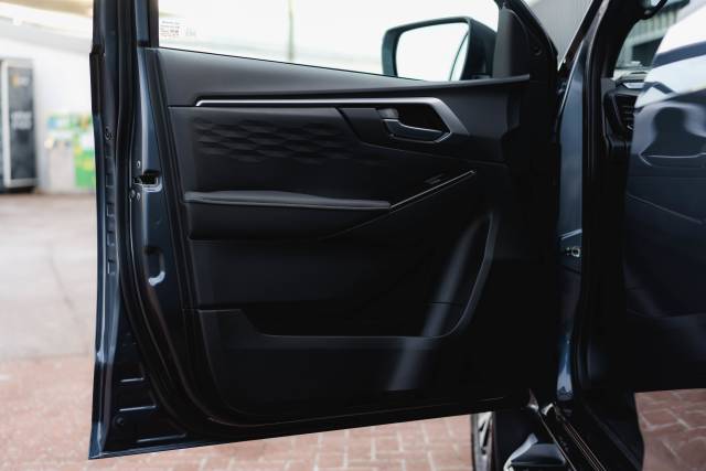 Isuzu D-Max 1.9 Dl40 Auto Diesel Obsidian Grey Mica