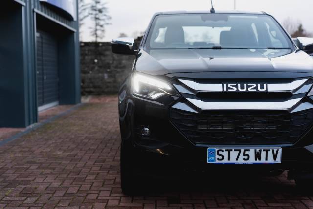 Isuzu D-Max 1.9 Dl40 Auto Diesel Onyx Black Mica