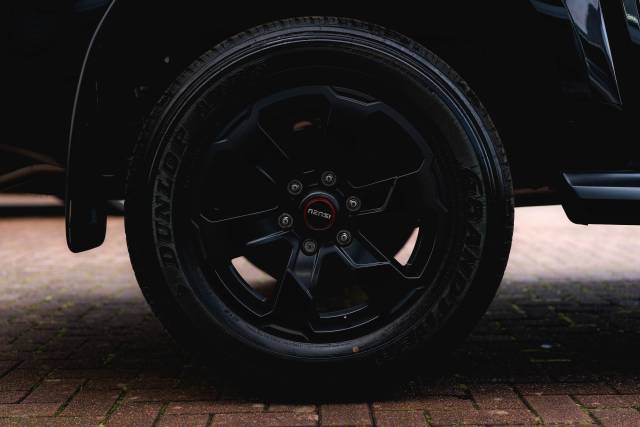 Isuzu D-Max 1.9 V-Cross Auto Diesel Onyx Black Mica