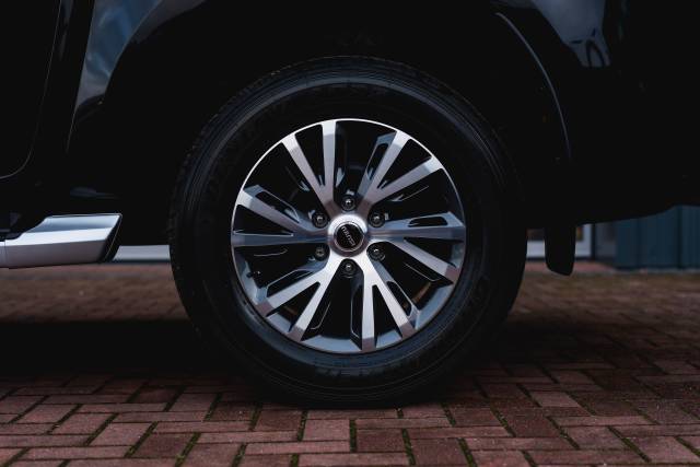 Isuzu D-Max 1.9 Dl40 Auto Diesel Onyx Black Mica