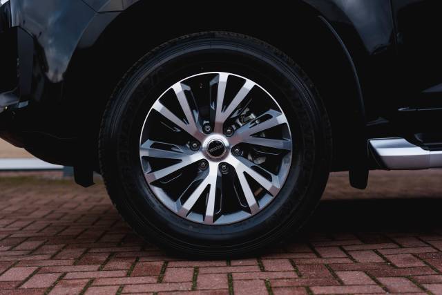 Isuzu D-Max 1.9 Dl40 Auto Diesel Onyx Black Mica