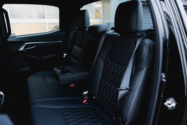 Isuzu D-Max 1.9 Dl40 Auto Diesel Onyx Black Mica