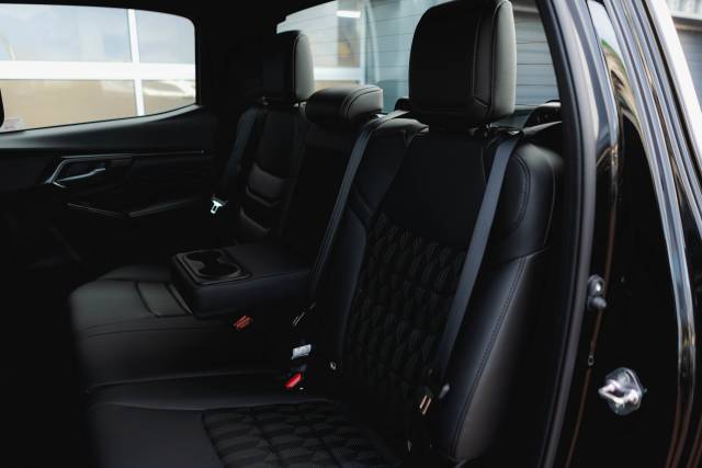 Isuzu D-Max 1.9 V-Cross Auto Diesel Onyx Black Mica