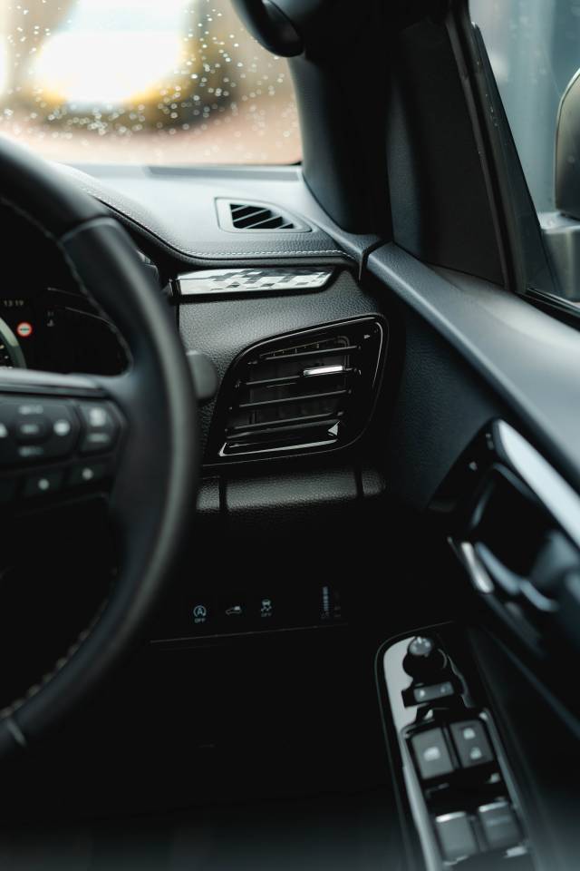 Isuzu D-Max 1.9 V-Cross Auto Diesel Onyx Black Mica