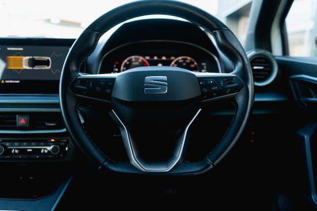 SEAT Arona 1.0 Xperience Lux Ecots Petrol Nevada White With Black Roof