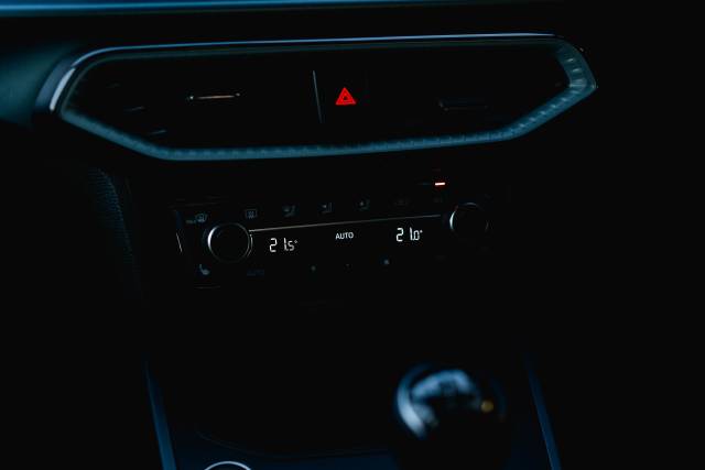 SEAT Arona 1.0 Xperience Lux Ecots Petrol Nevada White With Black Roof