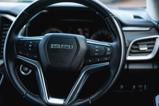 Isuzu D-Max 1.9 Dl40 Diesel Spinel Red