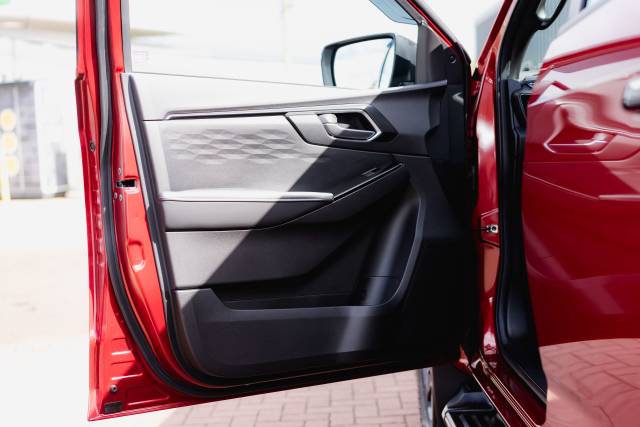 Isuzu D-Max 1.9 V-Cross Auto Diesel Red Spinel Mica