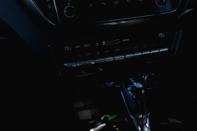 Isuzu D-Max 1.9 V-Cross Auto Diesel Red Spinel Mica