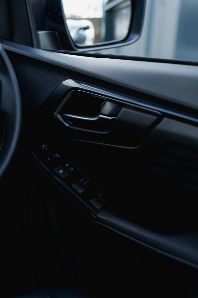 Isuzu D-Max 1.9 V-Cross Auto Diesel Red Spinel Mica