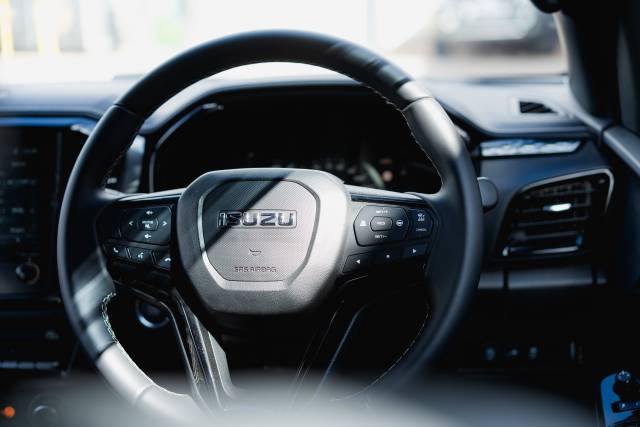 Isuzu D-Max 1.9 V-Cross Auto Diesel Red Spinel Mica